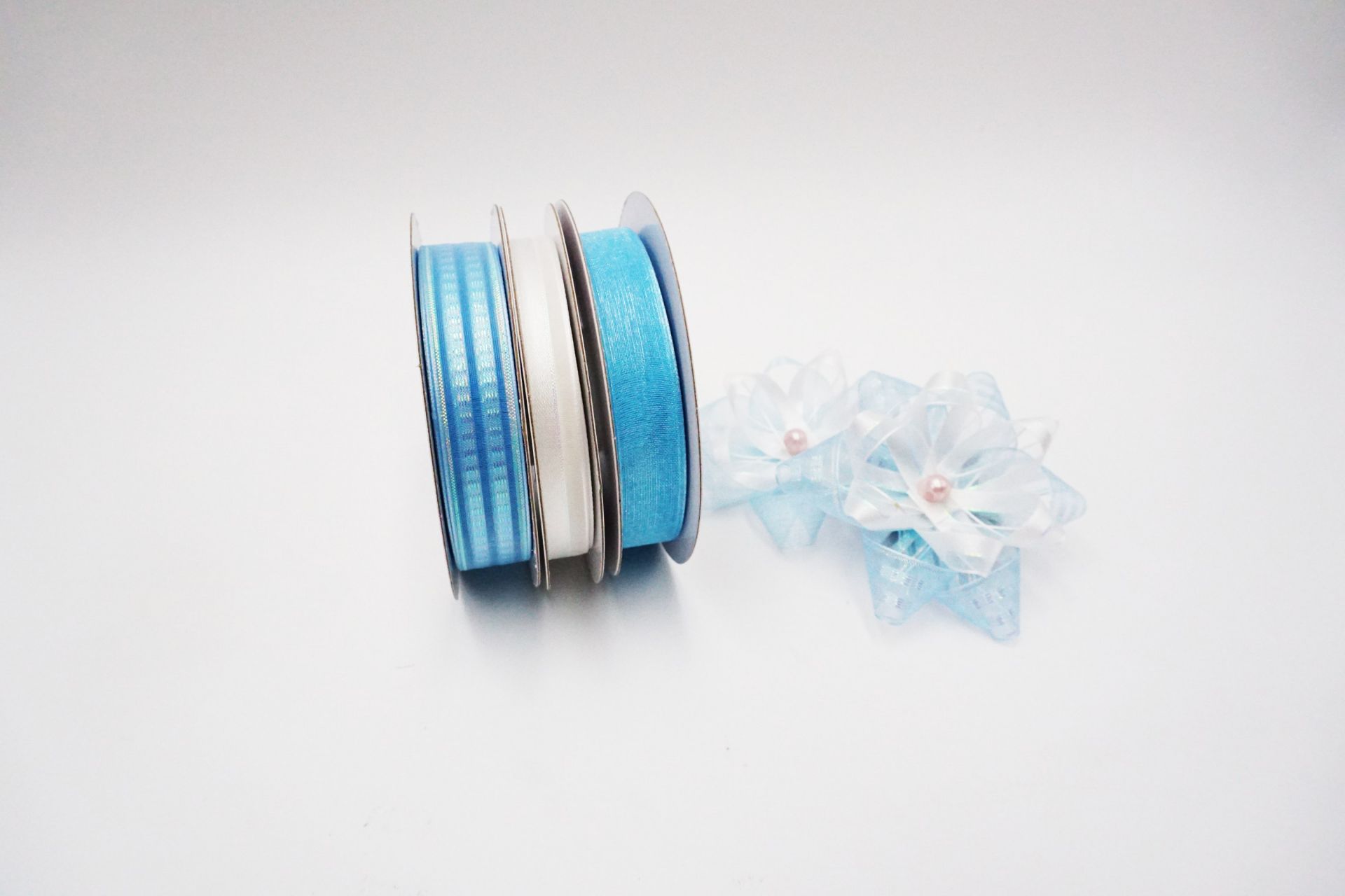 Kesäklassiset värit - Jääsininen sekoitus valkoista läpikuultavaa organzaribonia